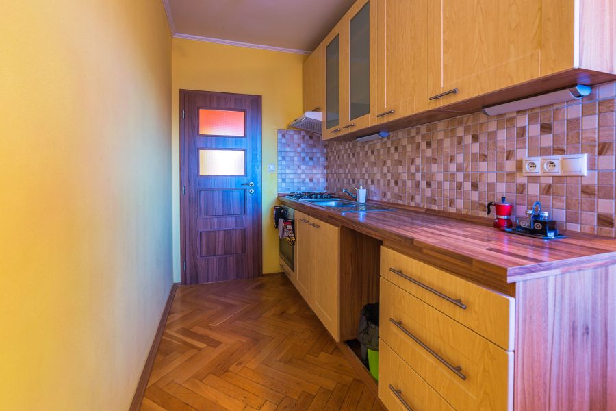 Sídlisko Fončorda – Prenájom 3,5 izb. bytu (80 m2) s balkónom a výťahom v tehlovej bytovke na ulici Spojová