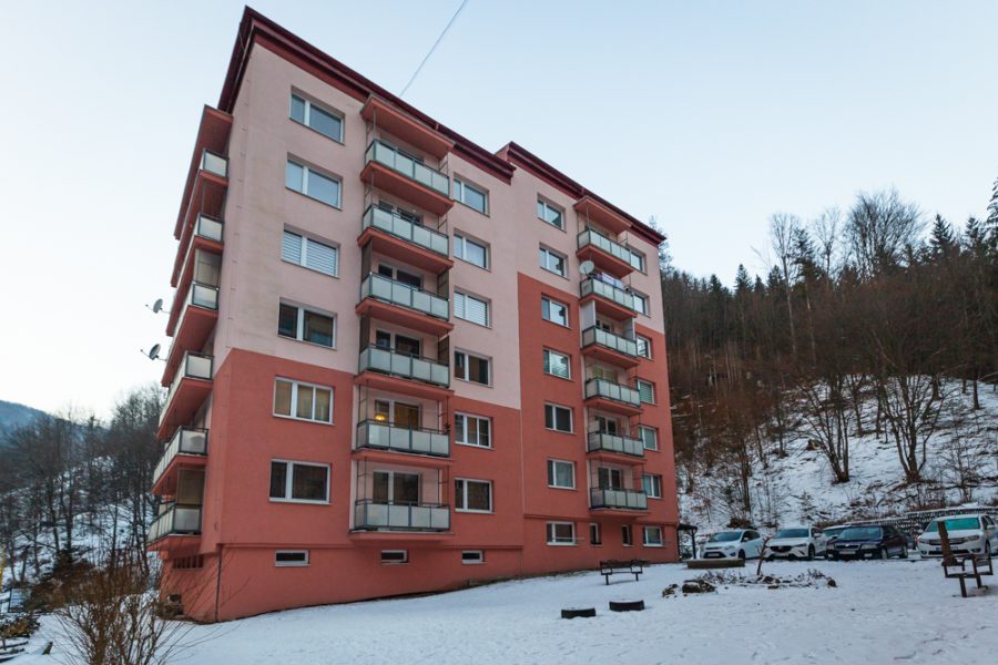 Lokalita Harmanec – Predaj 3 izb. bytu (82,96 m2) v tehlovom bytovom dome s murovanou pivnicou a 3 balkónmi pri Banskej Bystrici